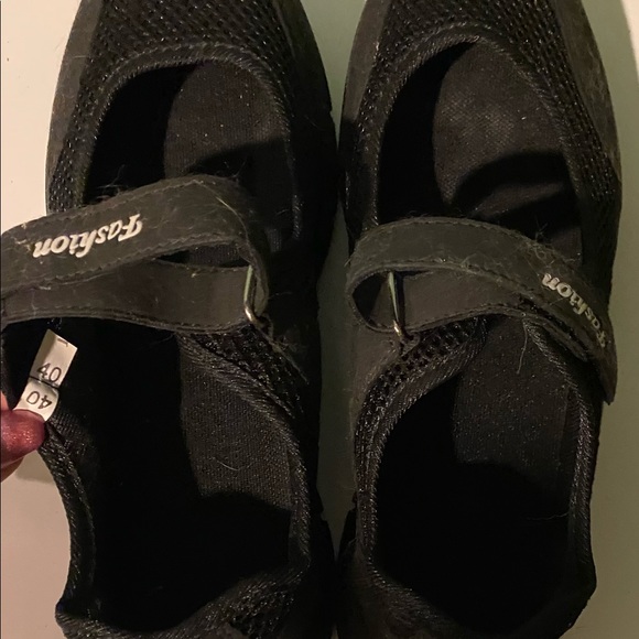 Light weight comfortable shoes, lightly used - Picture 4 of 4